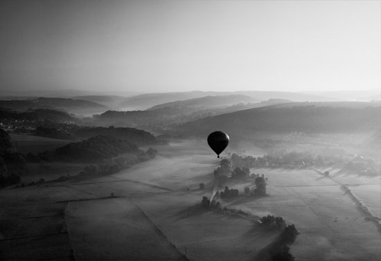 Balloon flight in the autumn Balloon flight in the autumn 40 Beautiful Examples of Black & White Photography