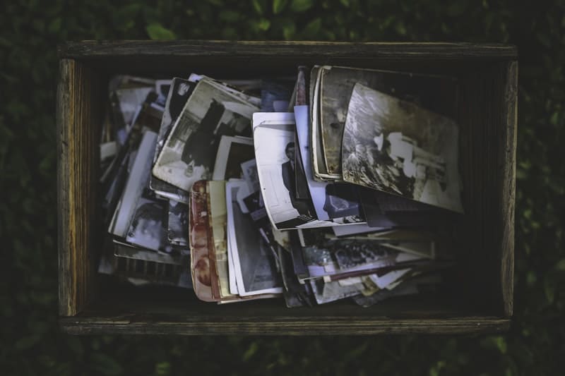 old-photos-in-the-wooden-box