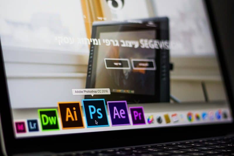 turning on photoshop application on an Apple macbook pro