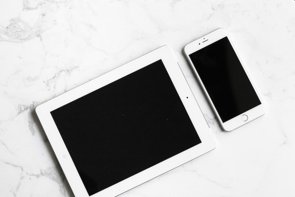 hite iPad and silver iPhone 6
