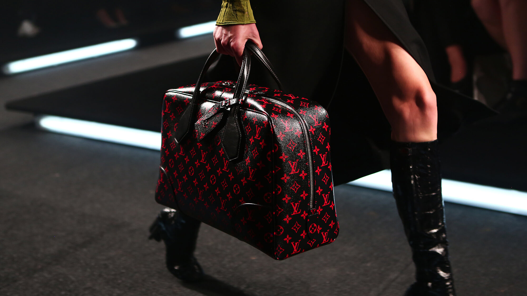 2_louis-vuitton-handbag-at-fashion-show