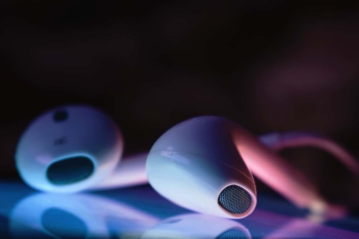 tilt shift photography of apple earpods