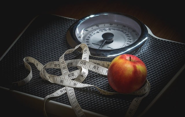 weight-check-dveice-with-measuring-tape-and-apple