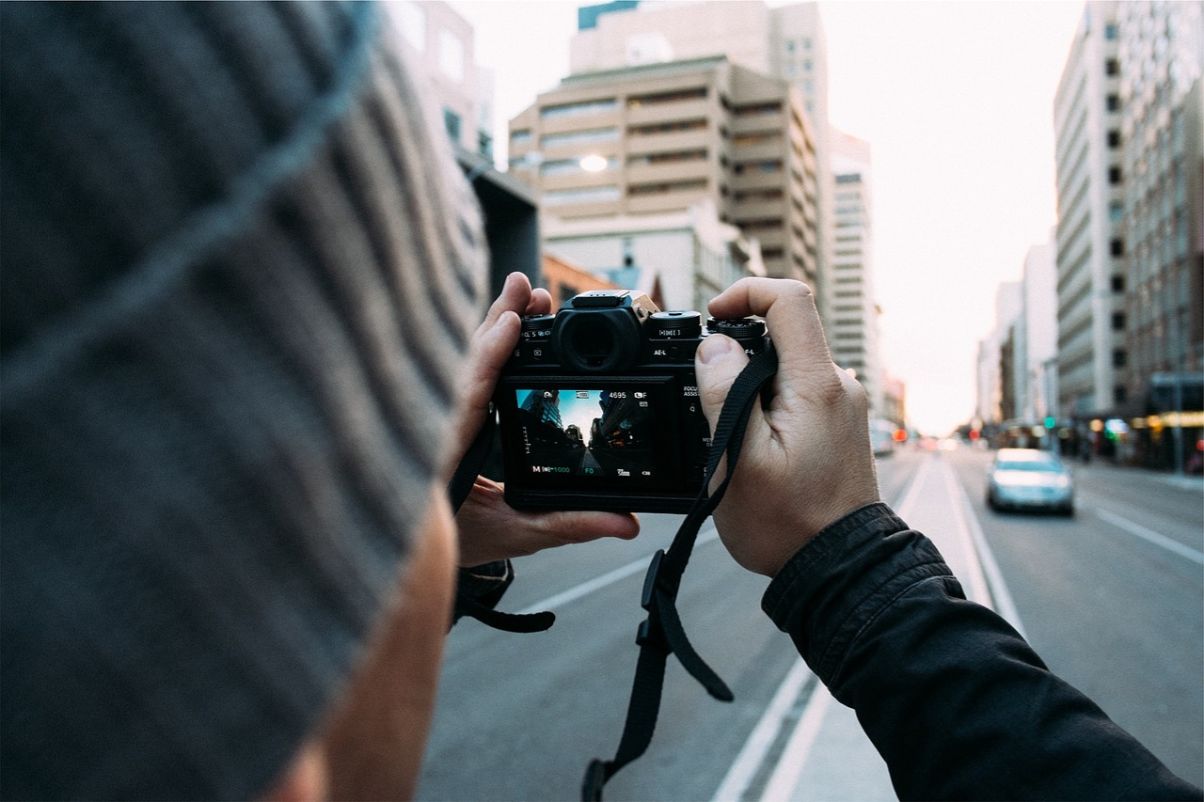 8 Best Camera Straps for Travel Photographers