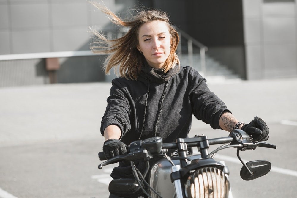 biker-woman-on-motorcycle