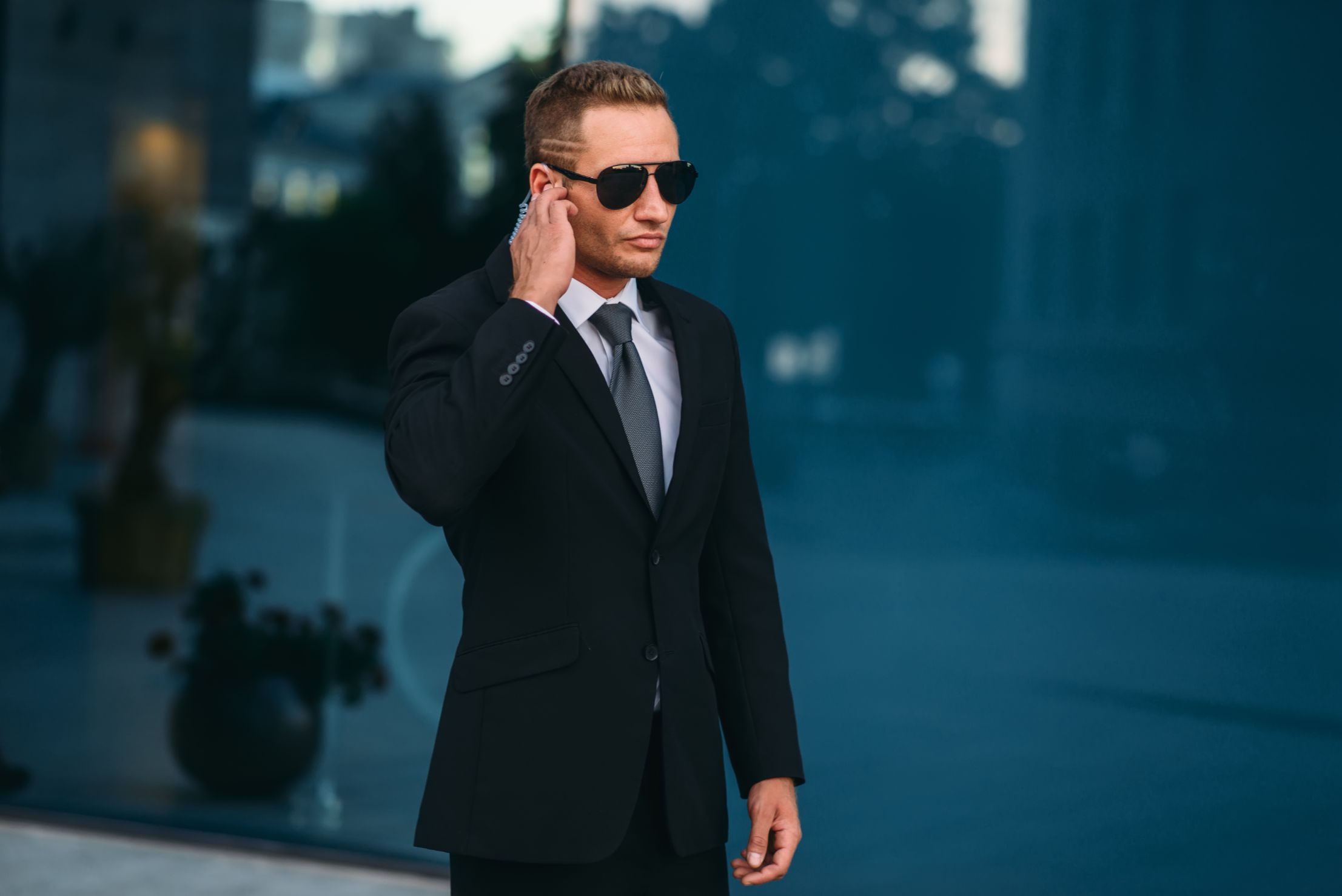 male-bodyguard-uses-security-earpiece-outdoors-Z93XG5W – Inspirationfeed