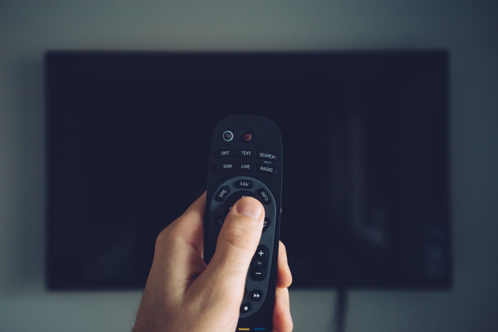 4 Tips to Help You Choose Between Cable and Satellite