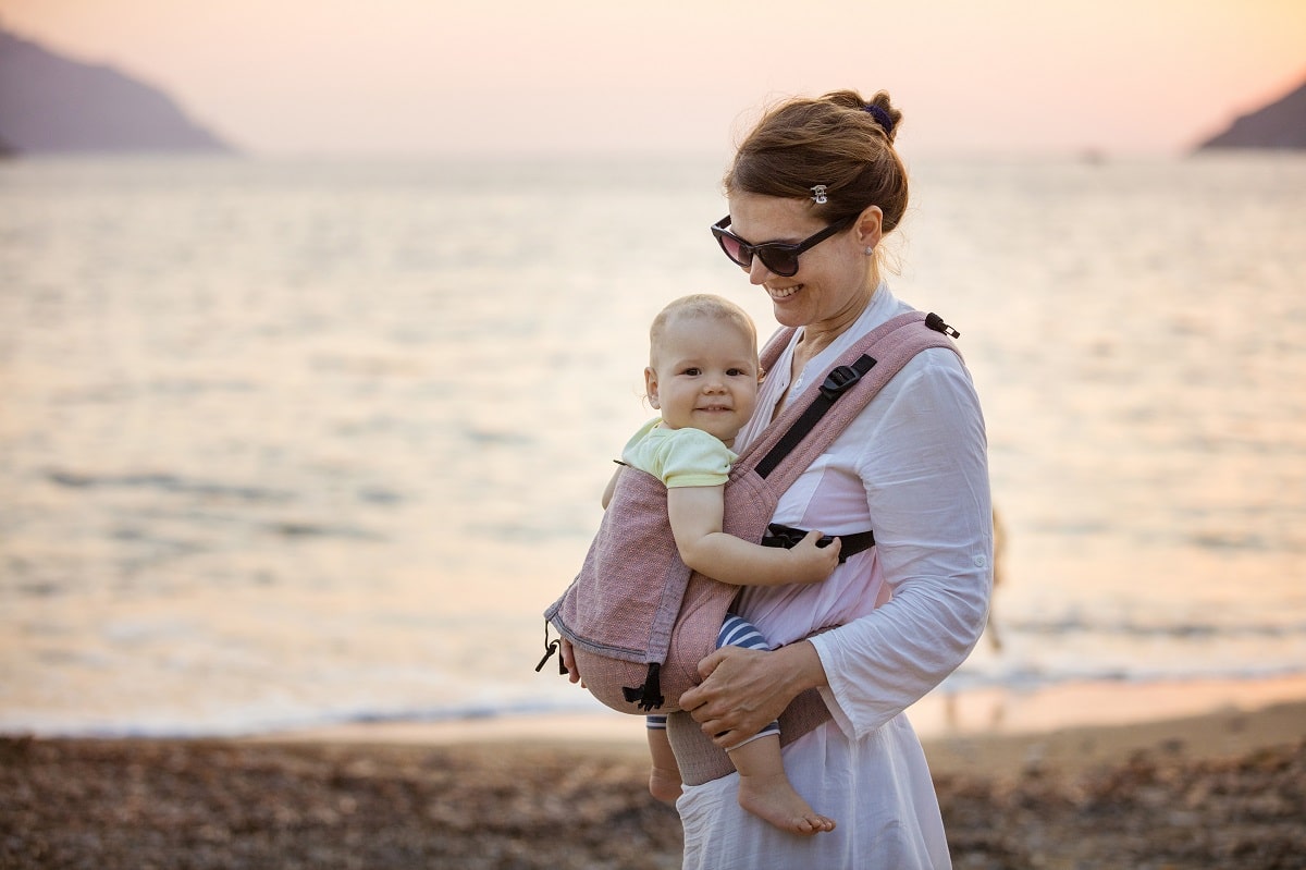 cheerful-caucasian-woman-with-little-daughter