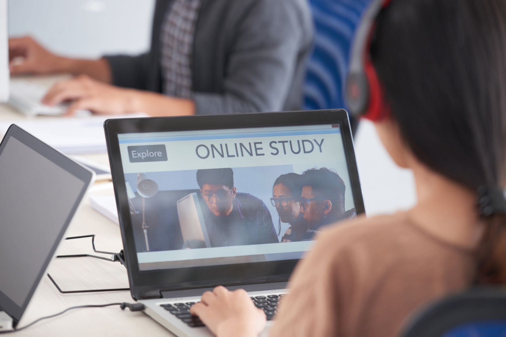 10 REASONS TO PURSUE AN ONLINE MASTERS DEGREE