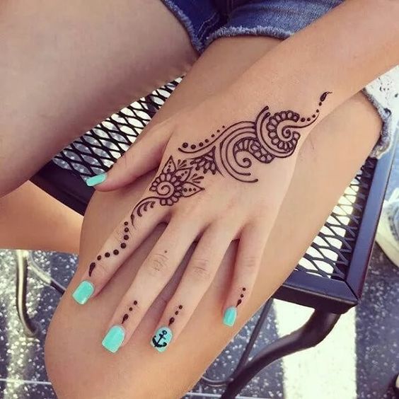 25 Simple Wrist Henna Tattoos