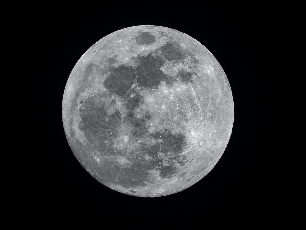 why-does-the-moon-turn-orange-truth-behind-the-color-inspirationfeed